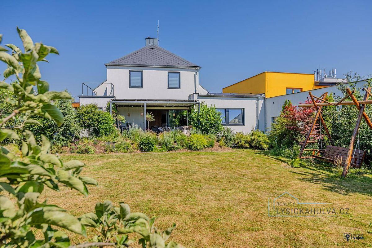 Prodej rodinného domu 320 m², pozemek 914 m²